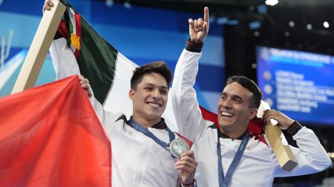Osmar Olvera (i) y Juan Celaya (d) después de ganar la medalla de plata en París 2024.
