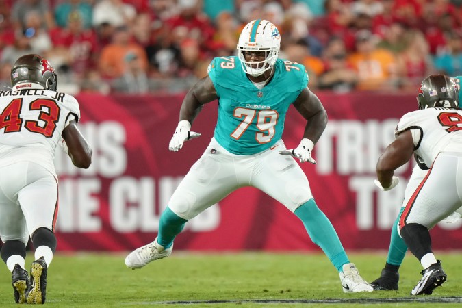 Bayron Matos, liniero ofensivo de los Miami Dolphins, en acción durante un juego de pretemporada entre sus Miami Dolphins y los Tampa Bay Buccaneers.