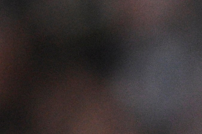 Shedeur Sanders charla con su padre, Deion Sanders, durante un partido de los Buffaloes de Colorado en 2024. El talentoso quarterback tuvo que esperar hasta el tercer día del Draft de la NFL para ser seleccionado.