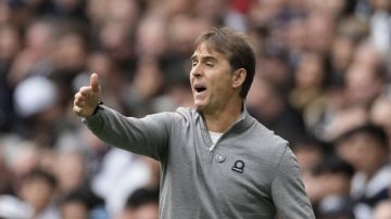 West Ham's head coach Julen Lopetegui reacts during the English Premier League soccer match between Tottenham Hotspur and West Ham United , at the Tottenham Hotspur Stadium in London, Saturday, Oct 19, 2024. (AP Photo/Dave Shopland)