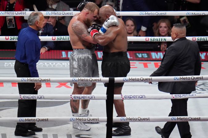 Jake Paul abraza fraternalmente a Mike Tyson luego de su pelea del 15 de noviembre de 2024 en Arlington, Texas, la cual resultó dispareja en favor del popular influencer.