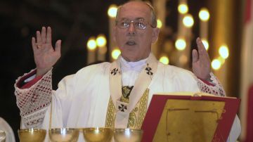 El papa Francisco lo destituyó del uso de insignias por polémica de abuso sexual.
