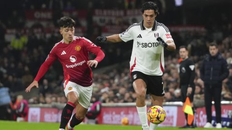 Raúl Jiménez en un duelo contra el Manchester United.