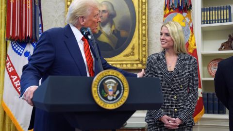 El presidente Donald Trump y la fiscal general Pam Bondi.