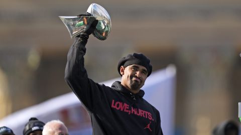 Jalen Hurts levanta el trofeo Vince Lombardi.
