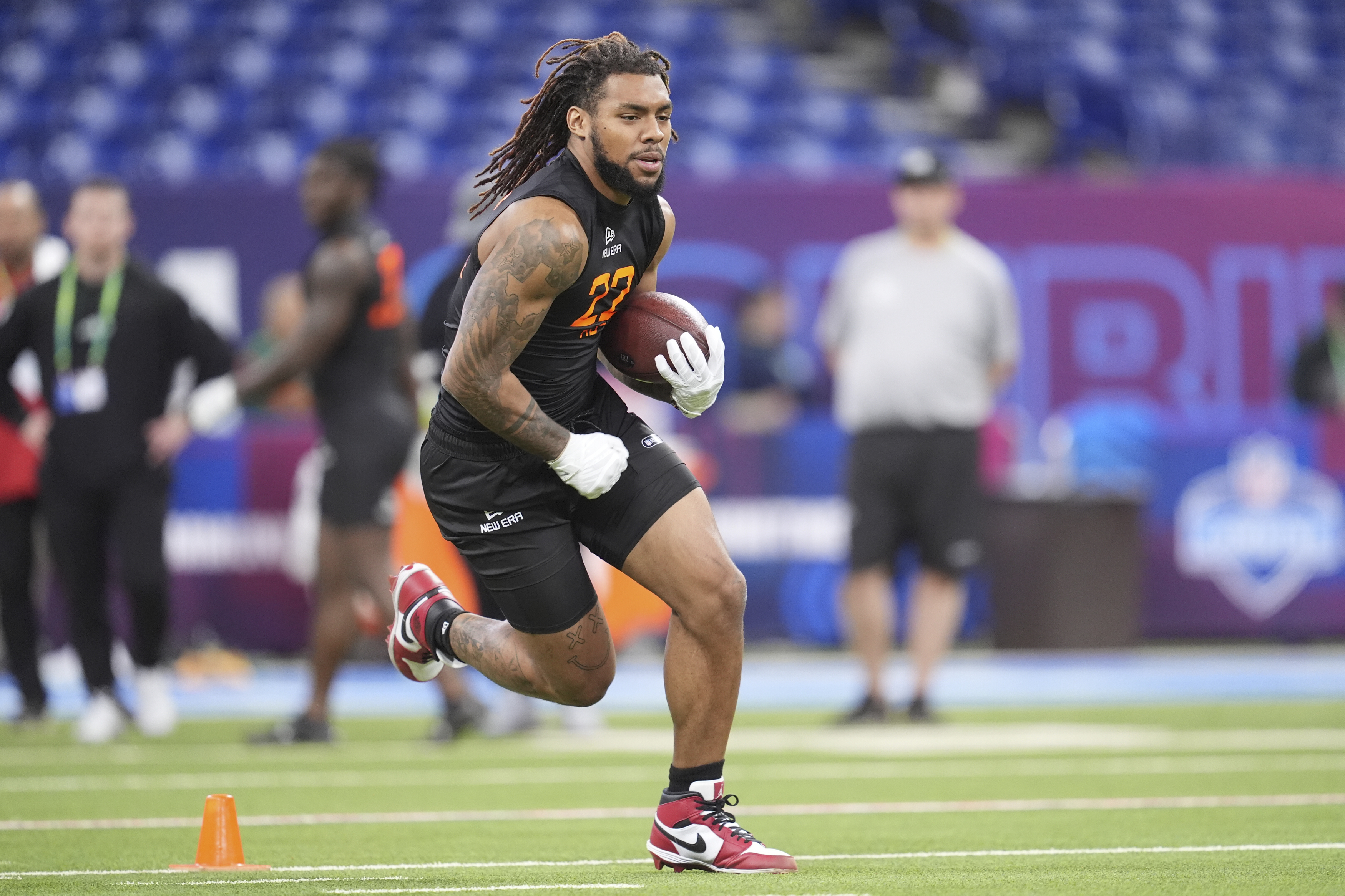 Damien Martínez realiza prácticas durante la reunión de scouteo de la NFL previa al Draft de 2025. El excorredor de la Universidad de Miami fue escogido por Seattle.