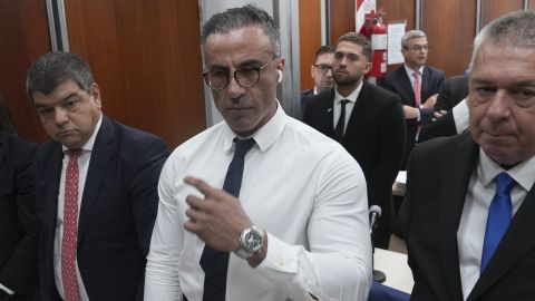 Leopoldo Luque (c), médico de cabecera de Maradona, recibió la propuesta de alterar el expediente clínico.