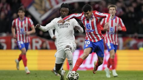 Real Madrid's Eduardo Camavinga, left, and Atletico Madrid's Angel Correa fight for the ball during the Champions League round of 16, second leg, soccer match between Atletico Madrid and Real Madrid at the Metropolitano stadium in Madrid, Spain, Wednesday, March 12, 2025. (AP Photo/Bernat Armangue)