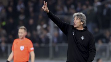 Betis' head coach Manuel Pellegrini gestures during the Europa Conference League round of 16, second leg, soccer match between Vitoria SC and Real Betis at the D. Afonso Henriques stadium in Guimaraes, Portugal, Thursday, March 13, 2025. (AP Photo/Luis Vieira)