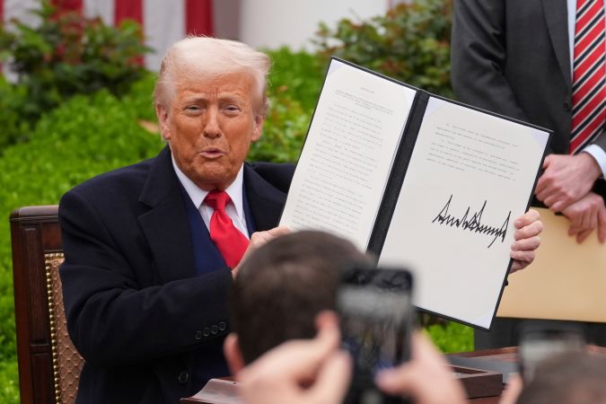 Trump compara sus aranceles con una cirugía: "El paciente sobrevivió y se está curando"