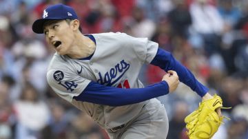 Roki Sasaki, pitcher japonés de los Dodgers, lanza durante el partido contra los Philadelphia Phillies. Fue la mejor actuación del novato en lo que va de la temporada.