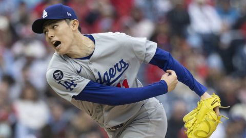 Roki Sasaki, pitcher japonés de los Dodgers, lanza durante el partido contra los Philadelphia Phillies. Fue la mejor actuación del novato en lo que va de la temporada.