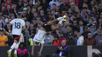 Fulham's Rodrigo Muniz celebrates after scoring his side's third goal during the English Premier League soccer match between Fulham and Liverpool, at Craven Cottage, London, Sunday, April 6, 2025. (AP Photo/Kin Cheung)