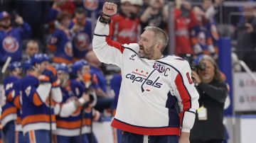 Aleksandr Ovechkin celebra su gol 895 en la NHL.