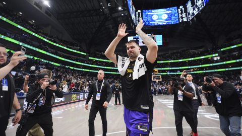 Luka Doncic se despide de los aficionados de Dallas luego de brillar en su regreso a la ciudad en la que jugó por seis años y medio. Los Lakers vencieron a los Mavericks.