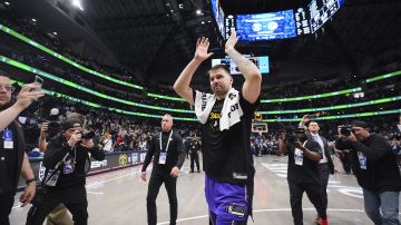Los Angeles Lakers' Luka Doncic acknowledges cheers from fans as he walks off the court following the team's NBA basketball game against the Dallas Mavericks in Dallas, Wednesday, April 9, 2025. (AP Photo/LM Otero)