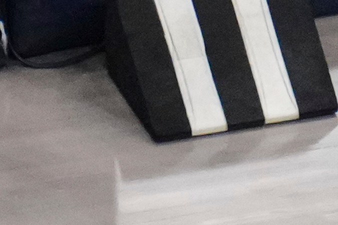 Luka Doncic tira para uno de sus siete triples contra los Mavericks en su primer juego contra el que fue su equipo por seis temporadas y media. Acabó con 45 puntos.