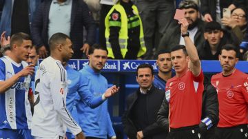 Momento en que Kylian Mbappé recibe la tarjeta roja directa.