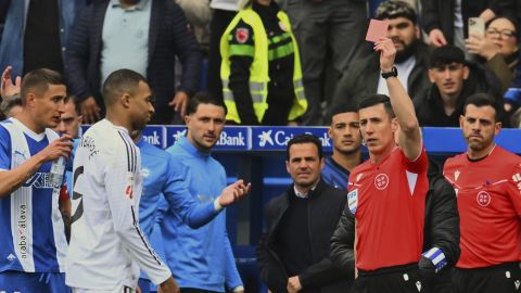 Momento en que Kylian Mbappé recibe la tarjeta roja directa.