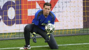 Barcelona's goalkeeper Wojciech Szczesny exercises during a training session in the Dortmund stadium ahead of the Champions League quarterfinal second leg soccer match between Borussia Dortmund and FC Barcelona, in Dortmund, Germany, Monday, April 14, 2025. (AP Photo/Martin Meissner)