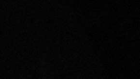 Paige Bueckers posa con su nueva camiseta junto a la comisionada de la WNBA.