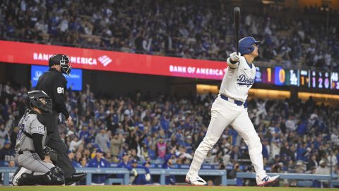 Shohei Ohtani contempla su majestuoso batazo de jonrón en la primera entrada, cuando los Dodgers anotaron siete veces en camino a un triunfo sobre Colorado.