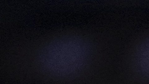 Luka Doncic es defendido por Jaden McDaniels en acción del primer periodo del juego 1 de la serie de playoffs entre Lakers y Timberwolves en Los Ángeles.