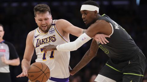 Luka Doncic es defendido por Jaden McDaniels en acción del primer periodo del juego 1 de la serie de playoffs entre Lakers y Timberwolves en Los Ángeles.