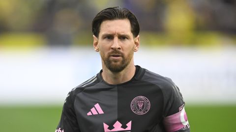 El argentino Lionel Messi, del Inter de Miami, camina sobre la cancha durante el encuentro de la MLS, ante el Crew de Columbus, el sábado 19 de abril de 2025 (AP Foto/David Richard)