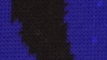 Oscar Piastri posa con su medalla junto a un integrante de su staff. A su derecha está Max Verstappen y a su izquierda Charles Leclerc.