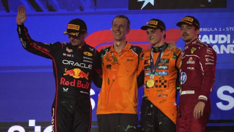 Oscar Piastri posa con su medalla junto a un integrante de su staff. A su derecha está Max Verstappen y a su izquierda Charles Leclerc.