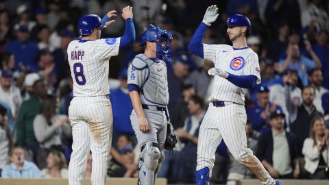 El equipo de Dodgers quedó en el terreno en el Wrigley Field.