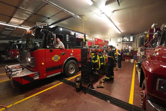 Los bomberos de Nueva Jersey se han enfrentado a condiciones climáticas adversas para contener el incendio