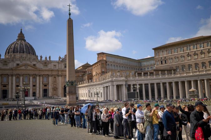 Fieles se despiden del papa Francisco tras el traslado del féretro a la basílica de San Pedro