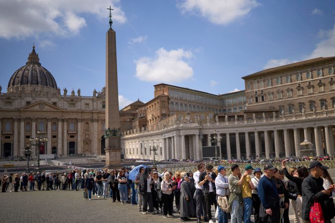 Fieles se despiden del papa Francisco tras el traslado del féretro a la basílica de San Pedro