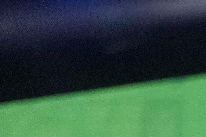 Roger Goodell, comisionado de la NFL, llega al escenario del Draft 2025 conduciendo una bicicleta frente a una masiva asistencia de fans afuera del estadio Lambeau Field de Green Bay.