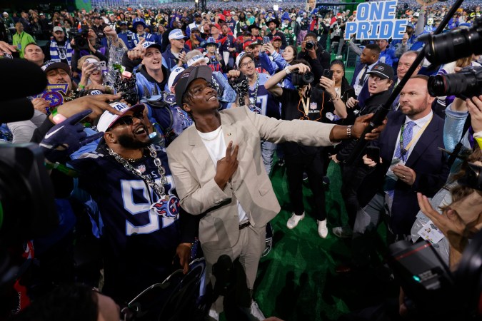 Cam Ward se toma fotos con los fans de los Tennessee Titans, su nuevo equipo. El quarterback de la Universidad de Miami fue el primer jugador elegido en el Draft de 2025.