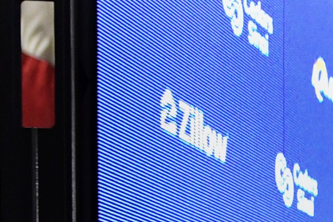 Sean McVay, entrenador en jefe de los Rams, se retira tras una conferencia de prensa en una estación de operaciones aéreas del LAFD, donde el equipo realiza sus selecciones del Draft de la NFL.