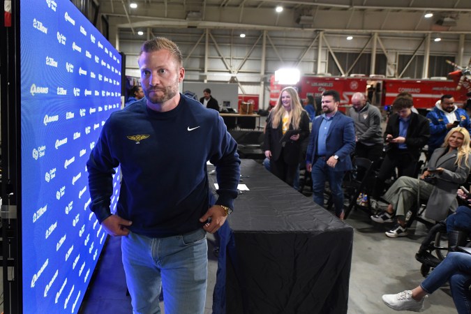Sean McVay, entrenador en jefe de los Rams, se retira tras una conferencia de prensa en una estación de operaciones aéreas del LAFD, donde el equipo realiza sus selecciones del Draft de la NFL.