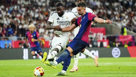 Antonio Rüdiger disputa un balón con Ferran Torres en la final de la Copa del Rey.