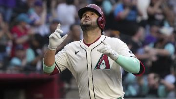 Arizona Diamondbacks' Eugenio Suárez celebrates after hitting a solo home run against the Atlanta Braves in the first inning during a baseball game, Saturday, April 26, 2025, in Phoenix. (AP Photo/Rick Scuteri)