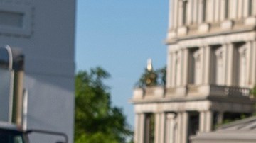 El zar de la frontera Tom Homan camina frente a fotos de inmigrantes detenidos, colocadas en la Casa Blanca.