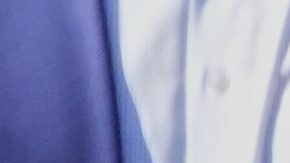 El presidente Donald Trump recibe un jersey con su apellido en el dorsal de manos de Lane Johnson.