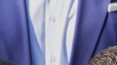 El presidente Donald Trump recibe un jersey con su apellido en el dorsal de manos de Lane Johnson.
