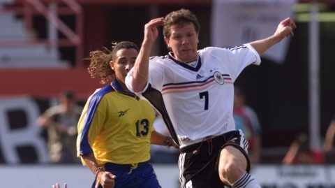 Jorge Bolaño corre detrás de Andreas Moeller durante un partido amistoso entre Colombia y Alemania en 1999.