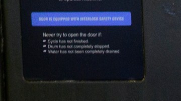 Elena Flores Castañeda y su hija Elyzette Flores meten su ropa a len la lavanderia Fair Oaks en Pasadena.