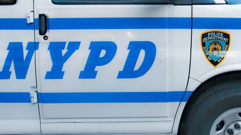 El apuñalamiento ocurre en una concurrida zona comercial de Manhattan, generando preocupación por la seguridad en la ciudad de Nueva York.