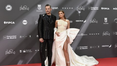 Asier Etxeandia y Aislinn Derbez