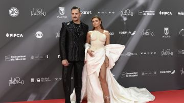 Asier Etxeandia y Aislinn Derbez