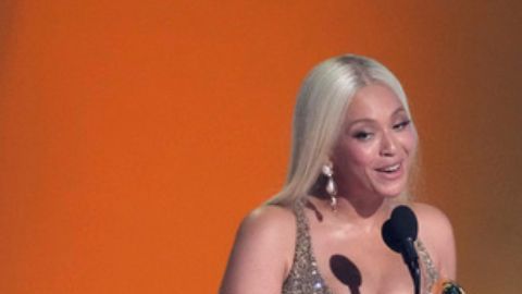 Beyoncé acepta el premio al Álbum del Año por "COWBOY CARTER" durante la 67ª edición anual de los Premios Grammy